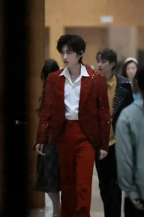 宋亚轩 奇迹轩轩##宋亚轩红色亮片西装