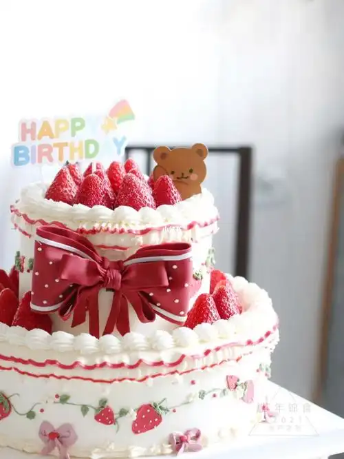 低高调的奢华双层草莓儿童生日蛋糕