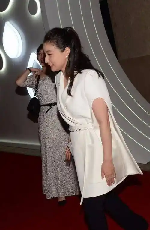 郭晶晶现身奥运游泳场馆穿健美裤身材并不苗条但气质高贵