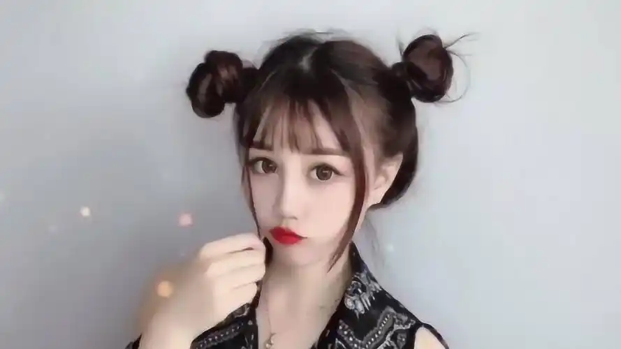 一款俏皮可爱的双丸子头发型教程古灵精怪拍照也是很漂亮的