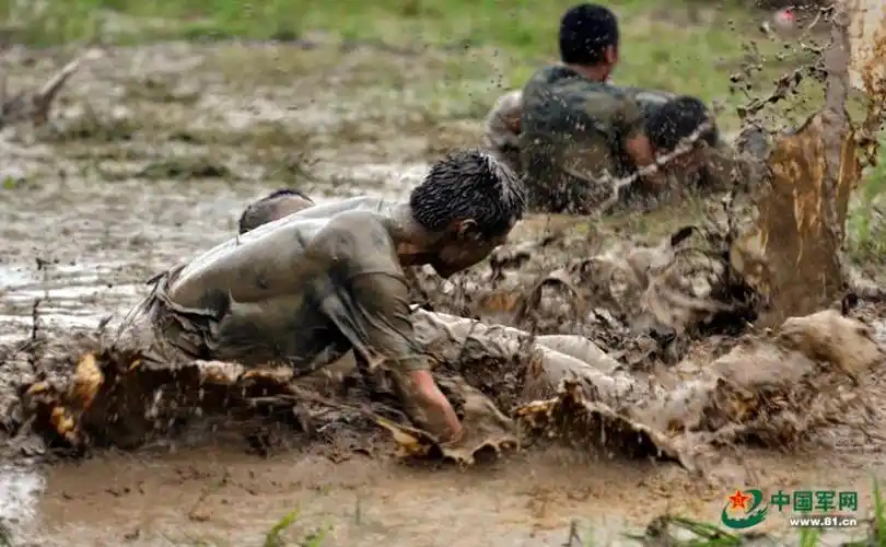 重庆特战武警残酷对抗训练全摔成泥人组图