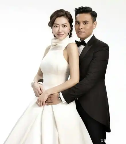 熊黛林为老公庆生 素颜出镜紧挨老公显恩爱