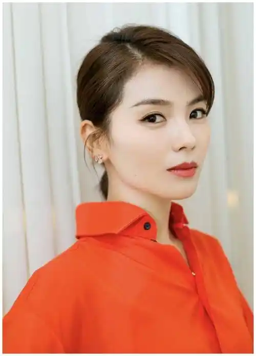 原创刘涛扎葫芦马尾辫更美了红色衬衫配白色长裙干练时髦气质惊艳