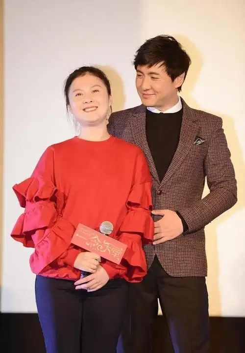 沈腾老婆长得不美但有福相,穿红衣黑裤扎丸子头,40多岁状态很好|减龄