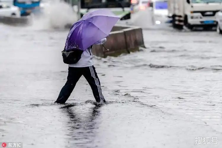 "双黄高悬"暴雨如注 上海马路变"大海"!