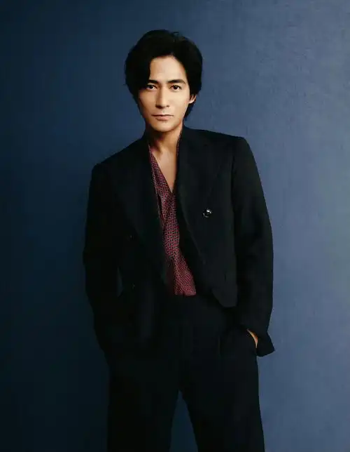 周渝民确实是老了,脸都干巴了,精修图也逃不过岁月的痕迹