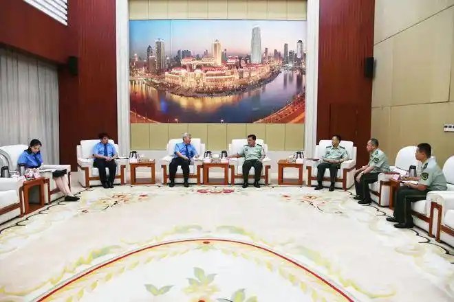 人大代表,武警部队党委委员,武警天津市总队司令员,党委副书记鲍迎祥