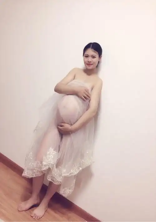 自己在家拍的孕妇照