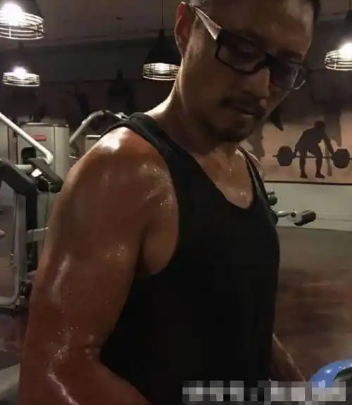 同样是影帝,他花9个月练一身肌肉,他花30万贴一身假肌肉_张家辉