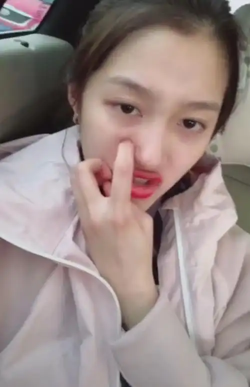 关晓彤晒视频模仿千颂伊因黑眼圈太重被32岁网友叫阿姨