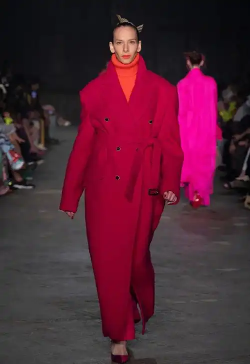 秀场上的洋红色