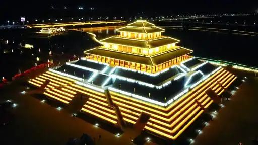 8日,夜幕降临后,位于市城乡一体化示范区的朝歌文化园内依然游人如织