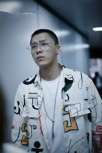 李易峰剪板寸之后更帅了,穿了件印花夹克来机场,气质都变了!