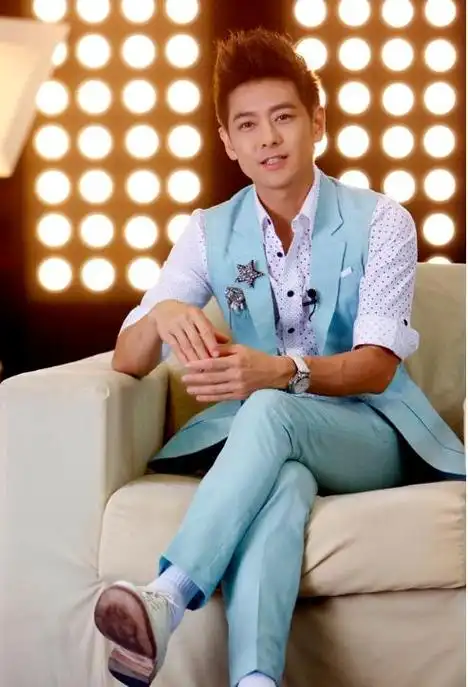 林志颖老婆携子出游日本,14岁kimi终于露脸,遗传爸爸个子高