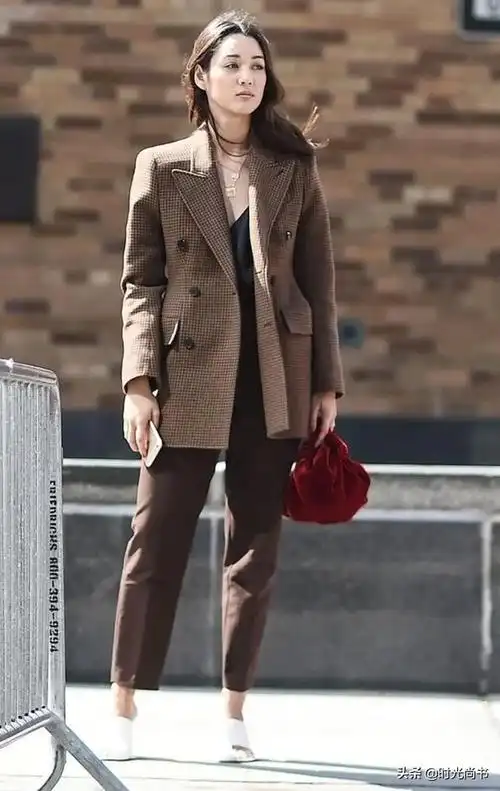 咖啡色上衣配什么颜色裤子好看,咖啡色衣服搭配什么衣服才好看为什么