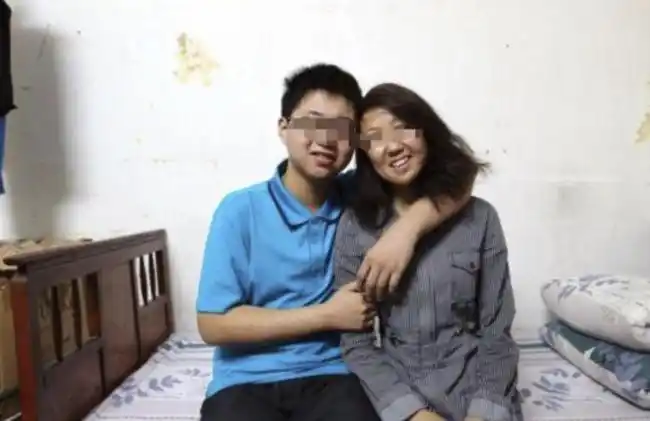 27岁儿子与妈妈同睡,女友劝说反被骂不孝,网友:爸爸没意见?