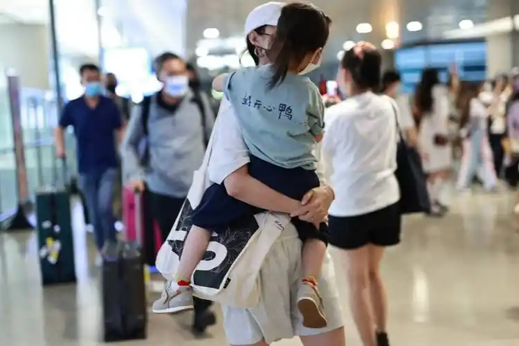 朱亚文一家四口画面温馨 小萝莉被妈妈抱乖萌可爱