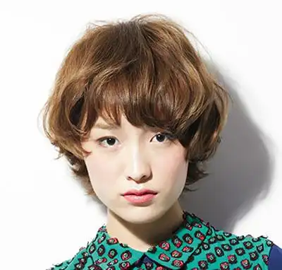 女性自来卷头发适合什么发型 小卷头发的发型图片