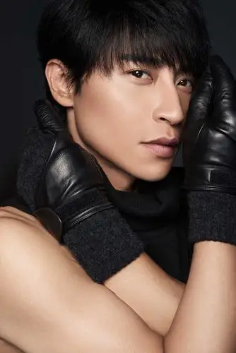 陈志朋时尚写真曝光 "眼神杀"撩力十足