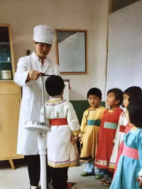 姓名:海梅地区:赤峰市女,赤峰市蒙古族幼儿园教师,兢兢业业四十载