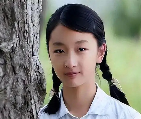 继周迅和章子怡之后,周冬雨成为第三位荣获三金影后的女演员,而且她也