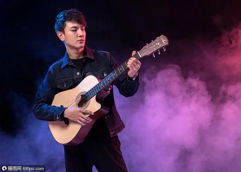 弹吉他的帅哥年轻人帅气