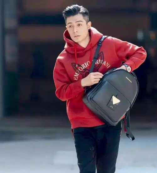 周柏豪的黄金靴还是少穿为好182的身高穿成了162