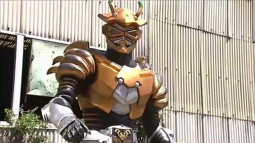 假面骑士利刃与生存龙骑的合作不堪一击