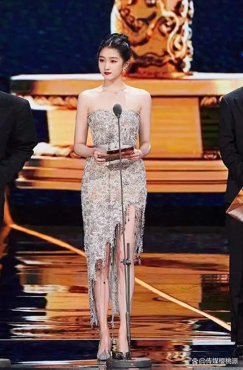 5岁出道,22岁摘下华表奖,张子枫的肩膀曲线映射出了她的蜕变