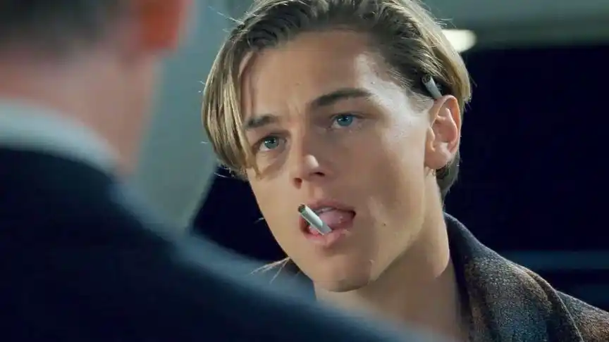 小李子潇洒抽烟姿势你会吗,夹一根抽一根