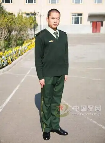 武警07式冬常服亮相警官面临一年四季打领带