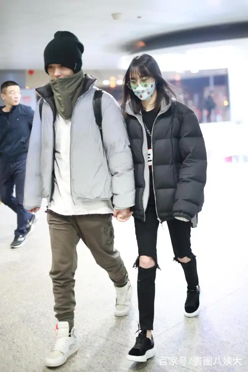 郑爽与男友张恒高调现身,全程牵手感情好甜蜜