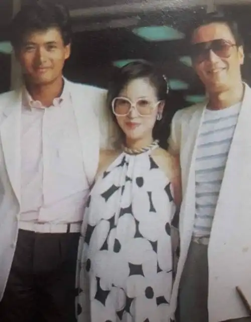 那时周润发和谢贤夫妇合照,而此时狄波拉已怀上谢霆锋,孕味十足.