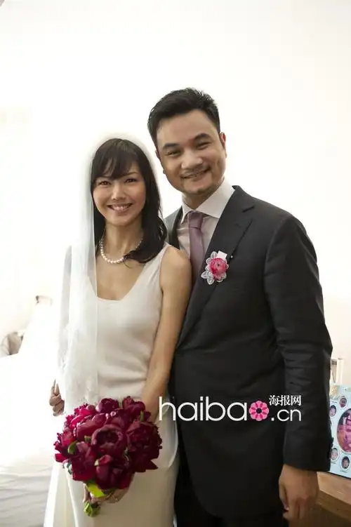 新郎最终与披上白色婚纱的孙燕姿合影