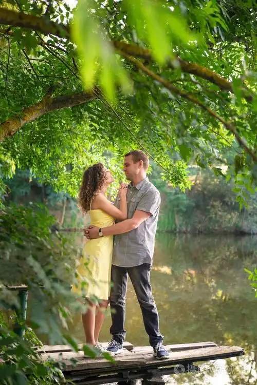 可爱的夫妇拥抱在湖边. 幸福的概念浪漫的关系.