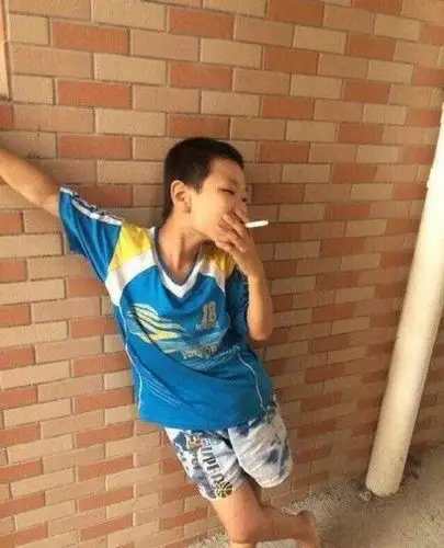 精选小孩抽烟被打的爆笑图片大全