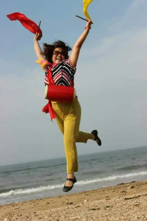 人间五月艳阳天,花甲大妈闹海边.