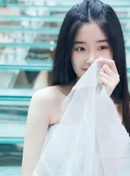 坚如磐石另一位新人陈童,一波美照来袭,网上资料很少神秘又美丽