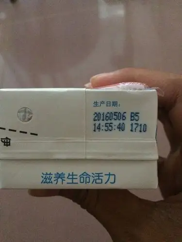 伊利纯牛奶无菌砖生产日期为蓝黑色,这是真假?40一箱特价 24瓶