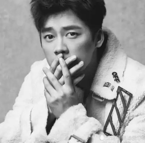 李易峰抽烟照片曝光,点烟的姿势一出来,网友:我心动了!