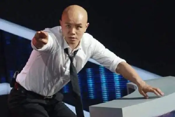 这个光头男主持人光头主持人