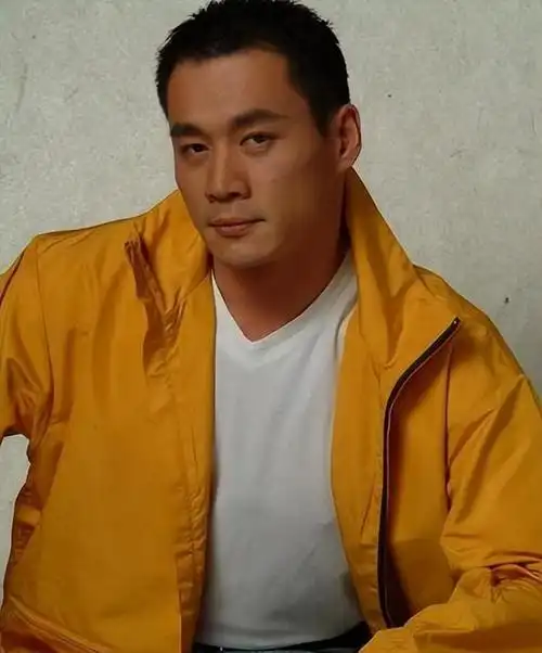 54岁武松丁海峰在美国树林砍柴烤肉美国豪宅尽显气派