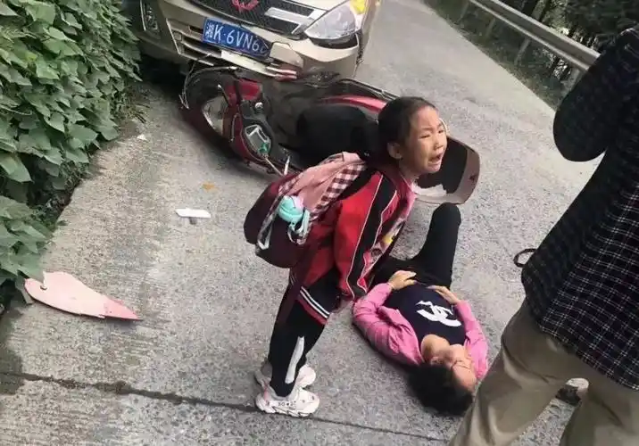 新化这里车祸摩托车司机受伤小女孩大哭