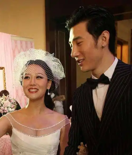 24岁被成龙捧成京城四美,与胡歌传出绯闻,今32岁生活幸福无戏拍_白冰