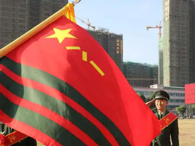 (孙跃 摄影报道)军旗飞扬,是道不尽的离别话语;军歌嘹亮,是忘不了的战