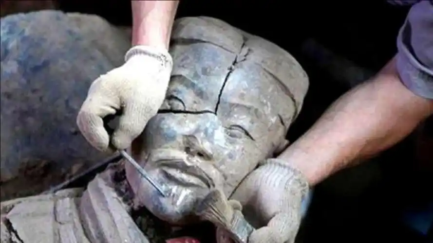 秦国兵马俑是用活人烧制?陶俑打开后,体内真相解开大家多年困惑