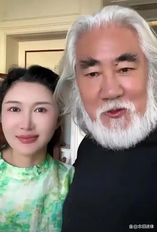 知名导演张纪中和他的妻子杜星霖在郊外拍摄油菜花的恩爱场景.