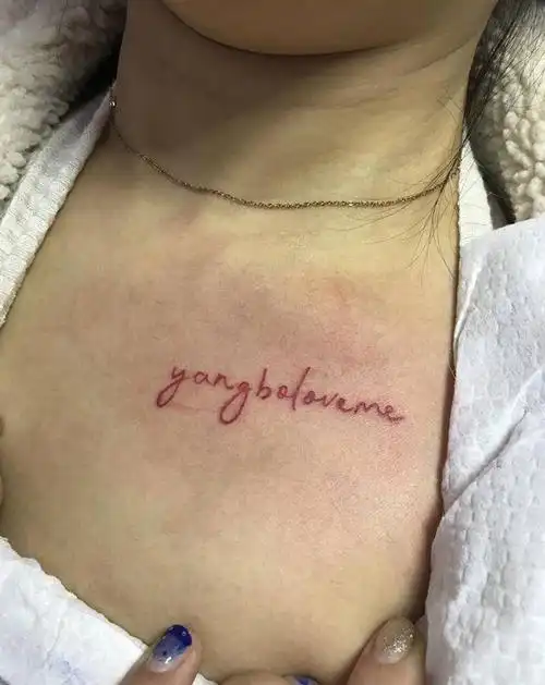 一组红色英文纹身图片_胸部纹身图案