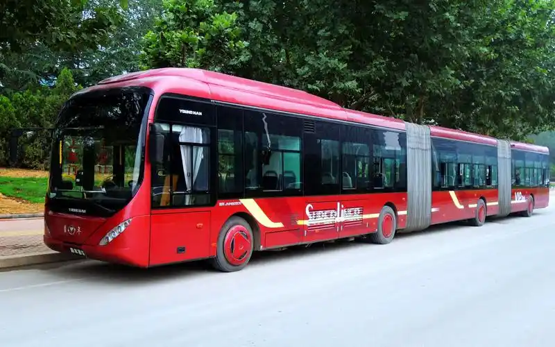 中国最大公交车:青年jnp6250g在济南202路载客试运行时于经十路凤凰路