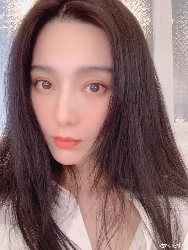 范冰冰晒自拍照 一头乌黑长发让人羡慕不已
